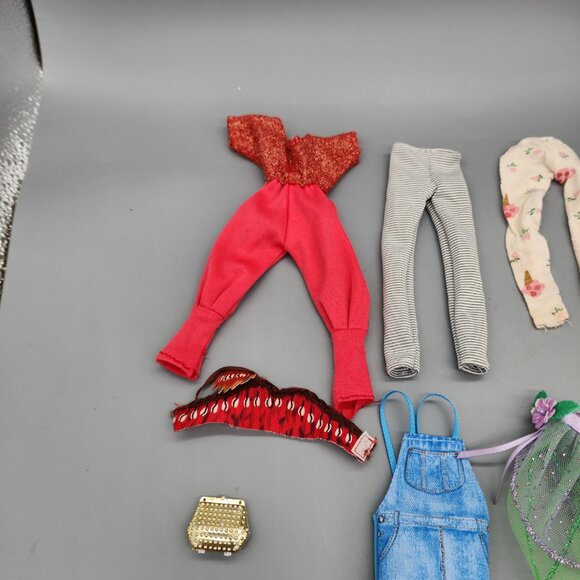 Barbie Dolls Lot w/ 3 Dolls, 30+ Clothes & Accessories Mixed Outfits - Picture 5 of 16